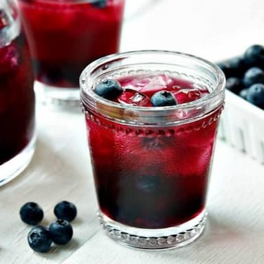 Nước ép detox táo và việt quất